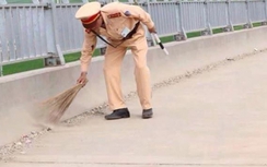 Quét đường - Nét đẹp của người CSGT Thanh Hóa