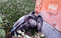 Xe container húc xe biển xanh xuống ao, 5 người thoát chết