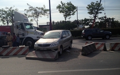 "Xế hộp" húc tung dải phân cách sau cú va chạm với container