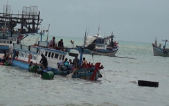 Cứu hộ thành công 6 ngư dân ôm cột đáy suốt đêm giữa biển