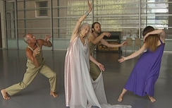 Cụ bà 100 tuổi "thiêu đốt" phái mạnh bằng màn múa bụng