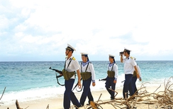 Tự Long kể chuyện diễn hài bị... chó sủa ở Trường Sa