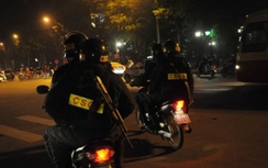 Đi xe không đội mũ bảo hiểm, tấn công cảnh sát cơ động