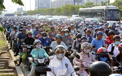 Xa lộ Hà Nội kẹt xe nghiêm trọng giữa trời nắng như đổ lửa