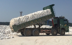 Tận thấy xe đá "khủng" vô tư nhả đá giữa cảng Cửa Lò