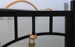 Cận cảnh “cầu khóa tình yêu” ở Đà Nẵng