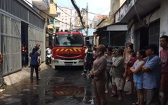 Giải cứu bé gái 8 tuổi "kẹt" trong đám cháy