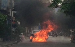 Xe ô tô cháy ngùn ngụt, thiêu rụi cả xe máy ven đường