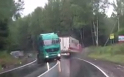 Thót tim với cú va chạm của hai xe container