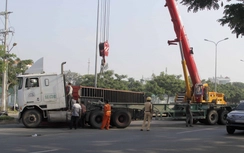 Đang chạy container bất ngờ... rớt thùng