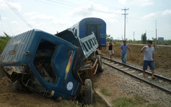 Húc thẳng toa tàu, tài xế xe tải tử vong