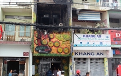 Ba căn nhà cháy xém do bảng hiệu chập điện