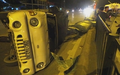 Xe tải lật giữa đường, người dân đập kính cứu tài xế