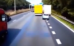 Xe con vỡ tung đầu sau khi đâm vào đuôi xe container