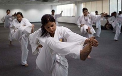 Tăng số cảnh sát nữ để chống tội phạm hiếp dâm