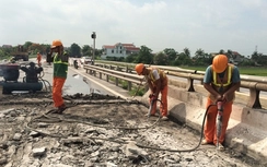 Công nhân đường bộ phơi mình dưới cái nắng như rang