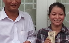 Chị Hồng ve chai nhận tiền trong niềm vui bất tận