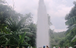 Đang bịt nước phun trào cao 20 m từ giếng