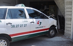 Taxi Vinasun húc đổ tường nhà dân, một người trọng thương