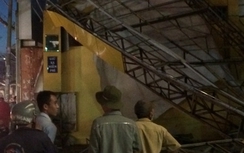 Mưa to làm biển quảng cáo đổ sập, cây xanh bật gốc