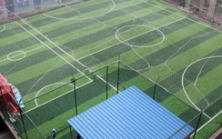 Fan "cuồng" bóng đá tự làm sân bóng trên... mái nhà