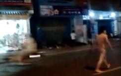 Nam thanh niên khỏa thân gây náo loạn đường phố