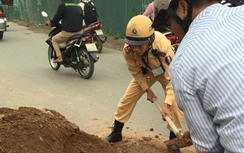 CSGT xúc đất giải tỏa ùn tắc, người dân hầu hết đứng...nhìn