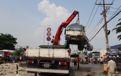 Kinh hoàng container đâm hàng loạt rồi chui tọt vào nhà dân