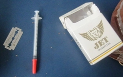 Clip: Nam thanh niên "thủ" ma túy và kim tiêm đi dạo phố