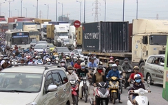 TP.HCM: Cầu Rạch Chiếc gồng gánh đoàn xe kẹt cứng