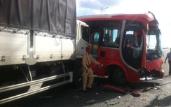 Xe khách gây tai nạn liên hoàn trên cao tốc, 13 người bị thương