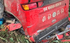 NÓNG: Xe khách lao vực đèo Lò Xo, 6 người thương vong