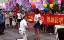 Ông U60 cầu hôn người yêu 9X