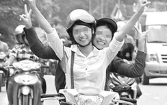 Lái xe máy buông cả hai tay bị xử lý thế nào?