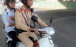 CSGT chở nữ sinh bị tai nạn đến kịp giờ thi THPT