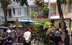 Người đàn ông thắt cổ bằng dây dù trên sân thượng