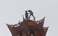Thanh niên ngáo đá leo lên bảo tháp cao gần 40 mét đập phá