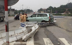 Hà Tĩnh: Không làm chủ tốc độ, xế hộp đâm bay vòng xuyến QL1