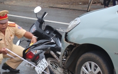 Innova húc văng một phụ nữ tại ngã tư QL1 Quảng Trị