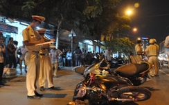 Ô tô húc hàng loạt xe máy, đè bẹp người đi bộ