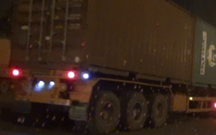 Xe "công kẹp cổ" vô tư vào cảng Cát Lái