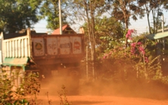 Bình Phước: Xe tránh trạm thu phí, dân "chết mòn" vì bụi