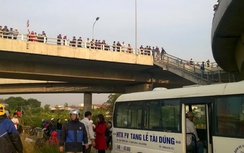 Chồng lái xe đâm vào thành cầu, vợ rơi xuống đất tử vong