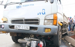 Cô gái trẻ bị xe tải kéo lê 30m, tử vong tại chỗ