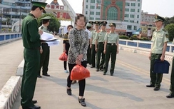 Rủ cô gái mới quen đi mua sắm rồi lừa bán sang Trung Quốc