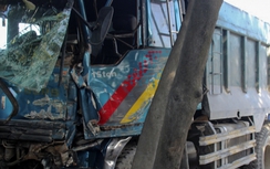 Xe ben tông liên hoàn trên QL1K, tài xế tháo biển bỏ đi