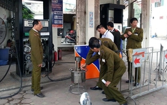 Lật tẩy thủ đoạn gian lận của 2 cây xăng ở Hà Nội