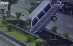 Tai nạn hi hữu: Xe con đâm xe du lịch cắm đầu xuống rãnh