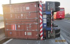 Xe container "chỏng vó" trên cao tốc Trung Lương