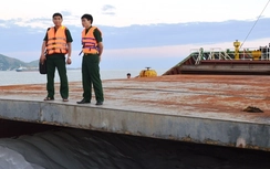 Vũng Tàu: Bắt quả tang thuyền trưởng trộm hàng trên biển
